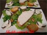 Salade verte, tièlle, champignons de Paris et tartine de brandade de morue sur un pain aux olives noires