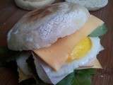 English muffins maison au jambon, oeuf et fromage : le snack dominical pour bruncher ou... sluncher