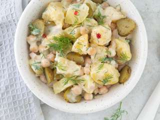 Salade de pommes de terre, cornichons, pois chiches & sauce au yaourt #vegan #glutenfree