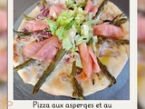 Pizza aux asperges et au saumon fumé