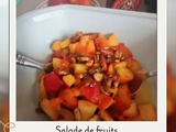 Salade de fruits aux fruits de saison et fruits secs caramélisés