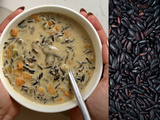 Cette soupe réconfort au riz noir et aux champignons est ce que vous ferez de mieux de votre dimanche