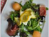 Salade mélangée à la courgette marinée, melon et jambon serrano