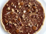 Tarte inspiration  pour le peer  de Bricoleurs de Douceurs, praliné pécan, poires et chocolat au lait