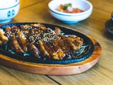 Authentique de canard laqué chinois au miel pour un repas de fête
