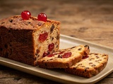 Cake traditionnel moelleux au rhum, raisins et fruits confits