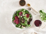 Carpaccio de betterave au fromage frais, noisettes et vinaigrette au miel