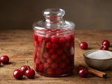 Cerises au sucre en bocal : quand le temps fait liqueur