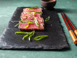 Facile du tataki de thon au sésame : la délicieuse spécialité japonaise