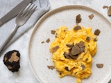 Œufs brouillés à la truffe noire : recette onctueuse prête en 16 minutes