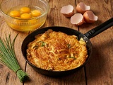 Omelette du Jura baveuse à la ciboulette : prête en 15 minutes