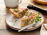 Quiche sans pâte aux lardons fumés : recette facile et moelleuse en 15 min