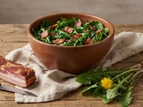 Salade tiède de pissenlits au lard croustillant