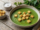 Soupe d’ortie à l’écossaise veloutée au jaune d’œuf