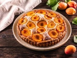 Tarte aux abricots pochés et meringue caramélisée