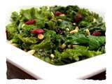 Salade de chou Kale aux cranberries, pignons et vinaigrette à l'érable