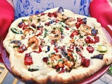 Pizza aux crevettes et aux légumes grillés sur le bbq