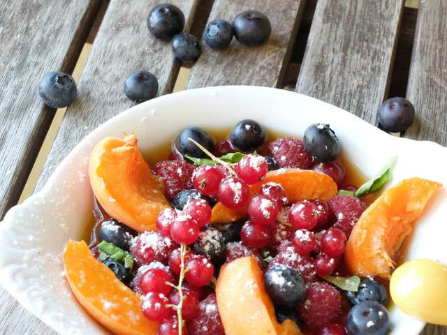 Recette de Salade de fruits frais au jus d'orange et à la menthe - Recette  & Délices