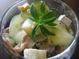 Salade de concombre, champignons et chèvre à la sarriette