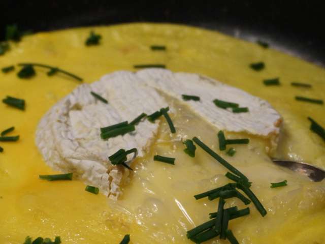 Mini-omelettes au fromage et salade crémeuse
