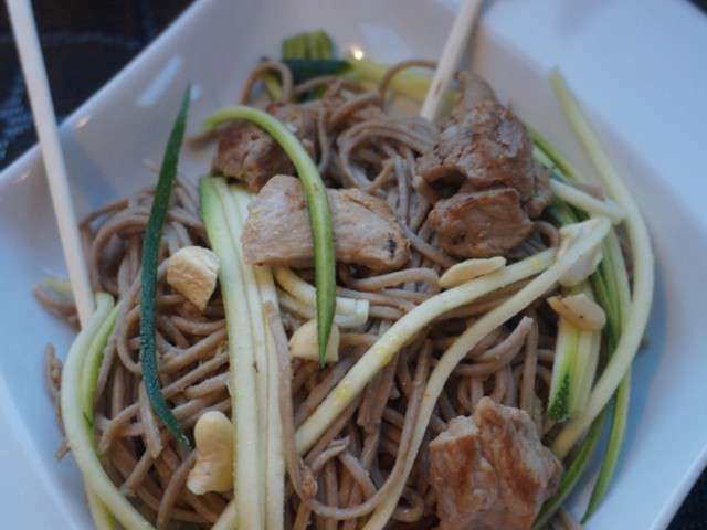 Ramen: bouillon japonais et nouilles soba, œuf mollet et porc grillé aux  épices - Recette par United Colours of Macarons