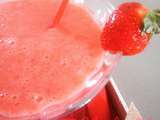 Il fait beau il fait chaud 
Rien de mieux et sain qu'un smoothie aux fraises
Bientôt sur mon blog 
http://www.latabledeclara.fr 
#fraises # smoothie #boisson #été