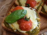 Tartines au pesto, mozzarella et tomates cerise rôties