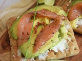 Tartines avocat, saumon fumé et chèvre
