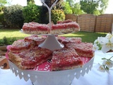 Carrés gourmands à la rhubarbe et fraises : Recette facile et savoureuse