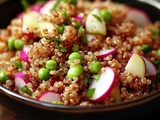 Créez une Explosion de Saveurs avec cette Salade de Quinoa, Radis et Petits Pois Inoubliable