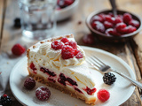 Délicieuse : Comment Préparer un Gâteau aux Fruits Rouges Moelleux et Rapide
