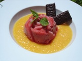 Facile : Sorbet fraise, coulis pêche et crêpes chocolat dentelle