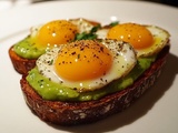 Irrésistible : Tartine aux œufs brouillés et avocat – Un déjeuner sain et savoureux en quelques minutes