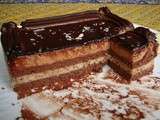 Gâteau d'anniversaire au marron, mousse chocolat au caramel, glaçage brillant au cacao