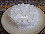 Gâteau d'anniversaire dans son habit blanc avec génoise, mousse de framboise, crème de nougat blanc