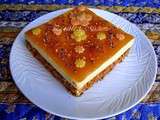Gâteau décoré au praliné, compote d'abricot, mousse au miel et lavande, glaçage à l'abricot