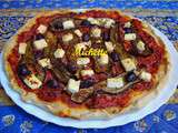 Pizza à l'aubergine grillée, fèta, tomate, jambon cru
