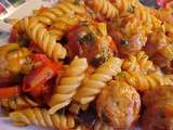 Délicieuse recette de fusilli dans une poêle, au poivron, tomates, saucisses italiennes, vin blanc et olives kalamata