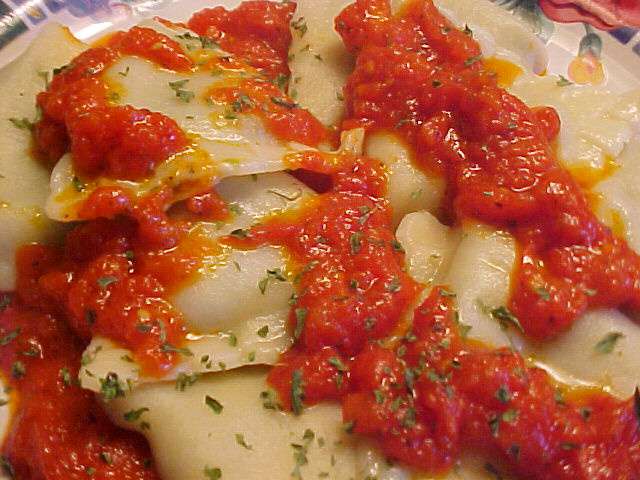 Raviolis farcis à la courgette et sauce tomate