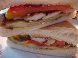 Sandwiche Viviane au poulet citronné, aubergine panée, poivrons grillés et mayonnaise piquante