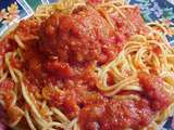 Spaghetti aux délicieuses boulettes avec sauce tomate