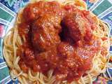 Spaghetti avec boulettes et sauce tomate