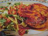 Suprêmes de poulet pimentés et salade de légumes à la vinaigrette d'estragon