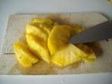 Moelleux acidulé à l'ananas, sauce caramel praliné