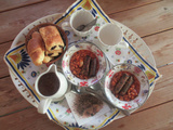 English breakfast, croissants et chocolat chaud