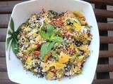 Salade de quinoa, fruits et légumes frais