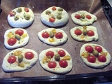 Petits pains aux olives et mini-pizza tomates-olives