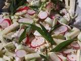 Salade de roll mops à la crème, courgette crue, radis, oignon frais, cornichon aigre-doux