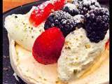Pavlova crousti-moelleuse, crème vanille-combava et fruits rouges