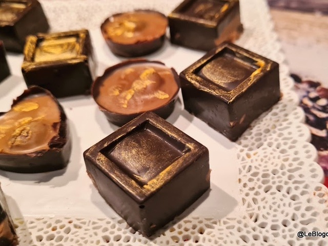 Chocolats de noël avec fondant au beurre de cacahuète